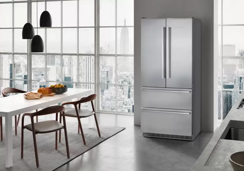 Stellen Sie den Kühlschrank vor Sonnenlicht geschützt auf, um Energie zu sparen